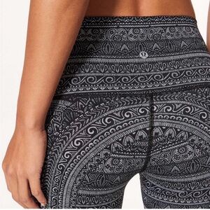 Lululemon Athletica Wunder Under Nulux 28” 4, Entwined Black & White Leggings